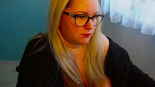 Snapshot of queenpeachi chatting on 17, 12, 2024 queenpeachi online show from 17, 12, 2024