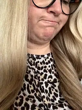 queenpeachi online show from 5, 1, 2025