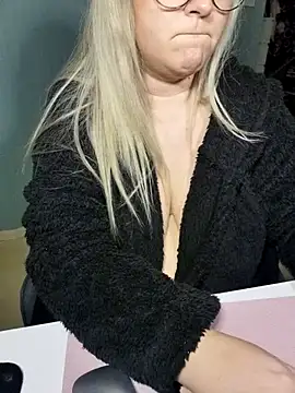 queenpeachi online show from 21, 1, 2025