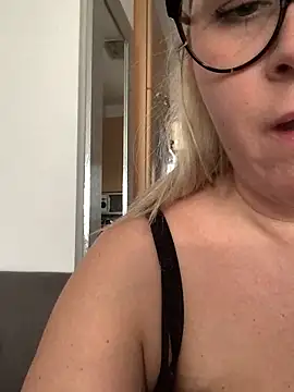 queenpeachi online show from 28, 1, 2025