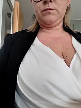 queenpeachi online show from 29, 1, 2025