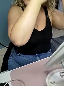 queenpeachi online show from 13, 2, 2025