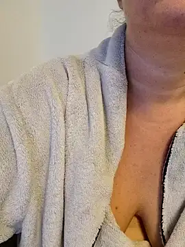 Snapshot of queenpeachi chatting on 22, 10, 2025 queenpeachi online show from 22, 10, 2025