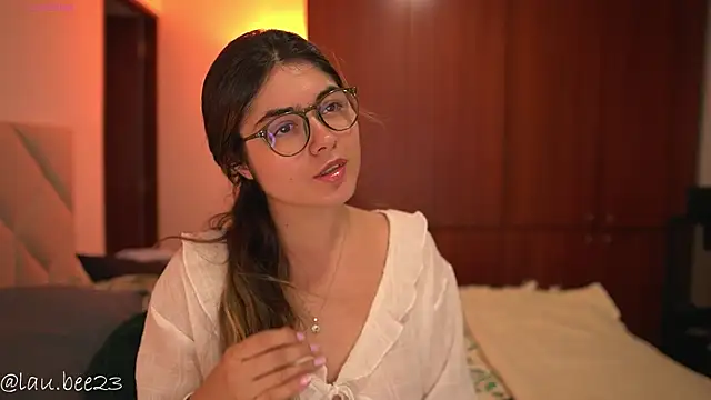 Snapshot of Lau_Bee chatting on 18, 7, 2026 Lau Bee online show from 18, 7, 2026