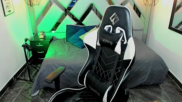 Nahomi-Hill online show from 1, 2, 2025