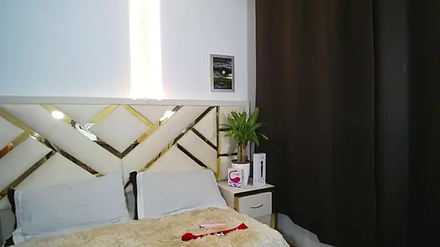 carolineamber  online show from 11, 12, 2024