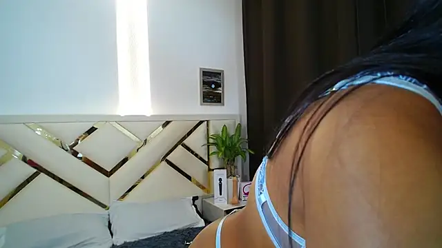 carolineamber  online show from 25, 2, 2025