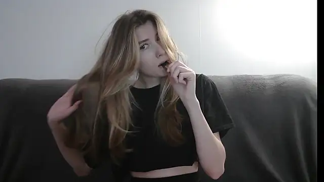 ErikaShyy online show from 6, 2, 2025