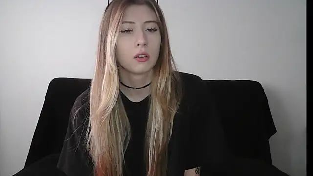 ErikaShyy online show from 3, 10, 2025