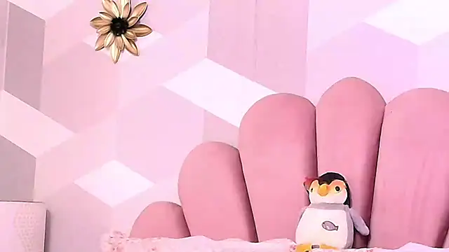 Snapshot of KylieMonnett chatting on 26, 11, 2025 KylieMonnett online show from 26, 11, 2025