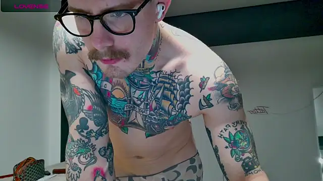 Snapshot of white_King9999 chatting on 3, 11, 2025 white King9999 online show from 3, 11, 2025