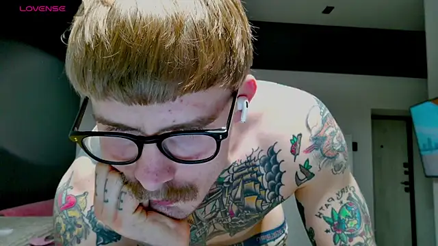 Snapshot of white_King9999 chatting on 22, 11, 2025 white King9999 online show from 22, 11, 2025