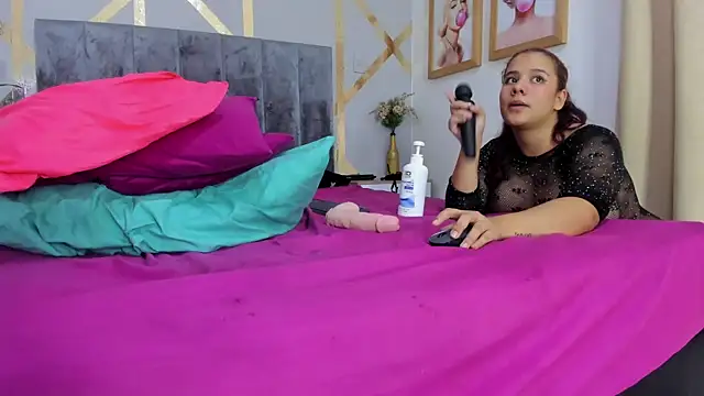 Snapshot of Caroliine_Torres chatting on 8, 2, 2025 Caroliine Torres online show from 8, 2, 2025