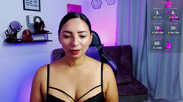 Snapshot of Emmi_Cam chatting on 6, 4, 2026 Emmi Cam online show from 6, 4, 2026