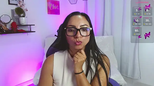 Snapshot of Emmi_Cam chatting on 15, 4, 2026 Emmi Cam online show from 15, 4, 2026