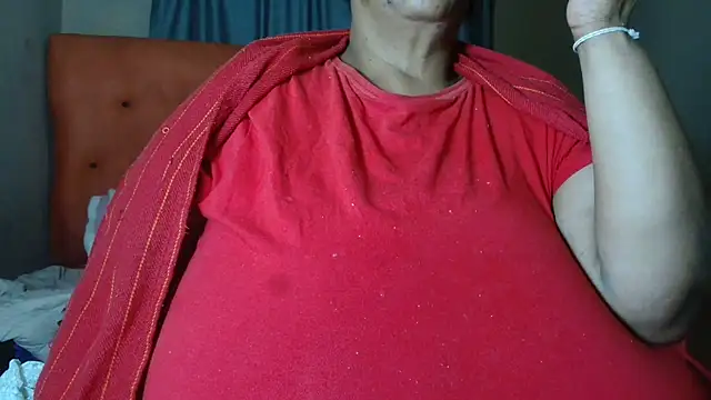 Snapshot of tinagiant chatting on 7, 5, 2026 tinagiant online show from 7, 5, 2026