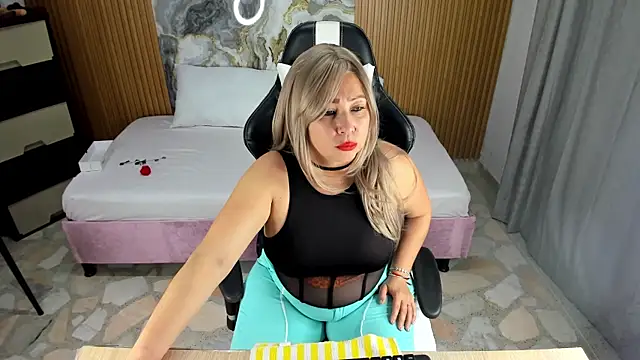 Snapshot of Danna_topless chatting on 16, 1, 2025 Danna topless online show from 16, 1, 2025
