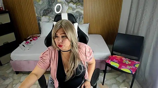 Snapshot of Danna_topless chatting on 18, 1, 2025 Danna topless online show from 18, 1, 2025