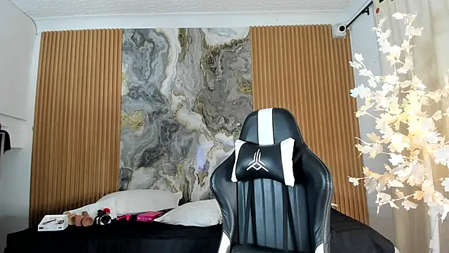 Snapshot of Danna_topless chatting on 25, 4, 2026 Danna topless online show from 25, 4, 2026