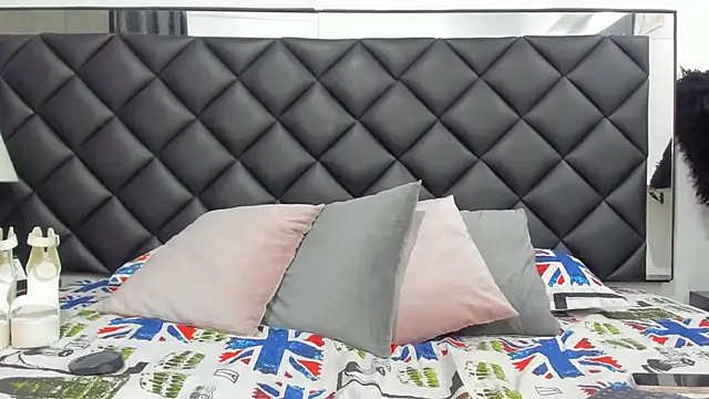 KariinaTaylor online show from 1, 2, 2025