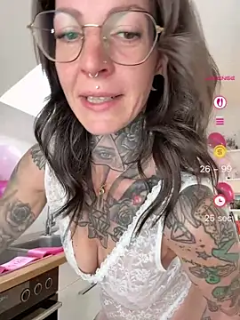 Snapshot of BrownieyQueen chatting on 26, 4, 2026 BrownieyQueen online show from 26, 4, 2026