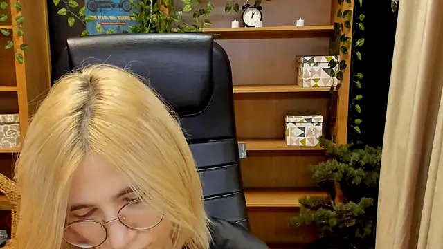 Snapshot of Moon13152 chatting on 26, 12, 2024 Moon13152 online show from 26, 12, 2024