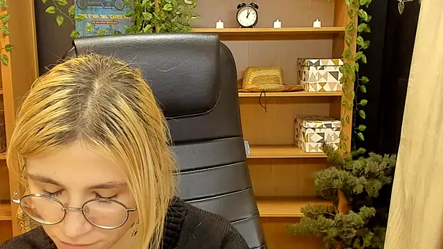 Snapshot of Moon13152 chatting on 2, 2, 2025 Moon13152 online show from 2, 2, 2025