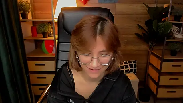Snapshot of Moon13152 chatting on 16, 10, 2025 Moon13152 online show from 16, 10, 2025