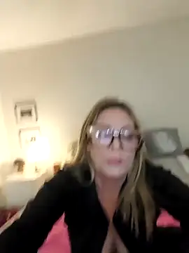 lolavalecuatro online show from 22, 4, 2026