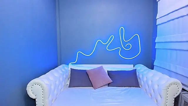 Snapshot of rock_n_roxy chatting on 10, 1, 2025 rock n roxy online show from 10, 1, 2025