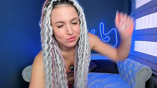 Snapshot of rock_n_roxy chatting on 10, 1, 2025 rock n roxy online show from 10, 1, 2025