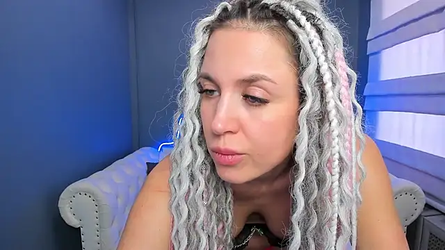 Snapshot of rock_n_roxy chatting on 16, 1, 2025 rock n roxy online show from 16, 1, 2025