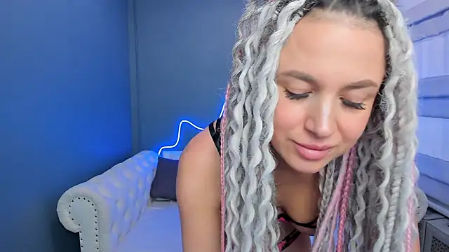 Snapshot of rock_n_roxy chatting on 21, 1, 2025 rock n roxy online show from 21, 1, 2025