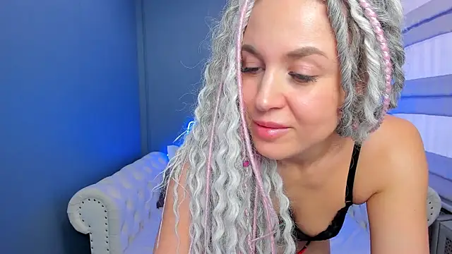 Snapshot of rock_n_roxy chatting on 28, 1, 2025 rock n roxy online show from 28, 1, 2025