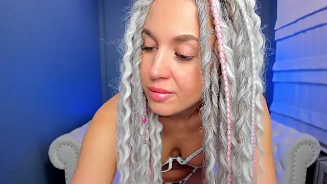 Snapshot of rock_n_roxy chatting on 8, 2, 2025 rock n roxy online show from 8, 2, 2025