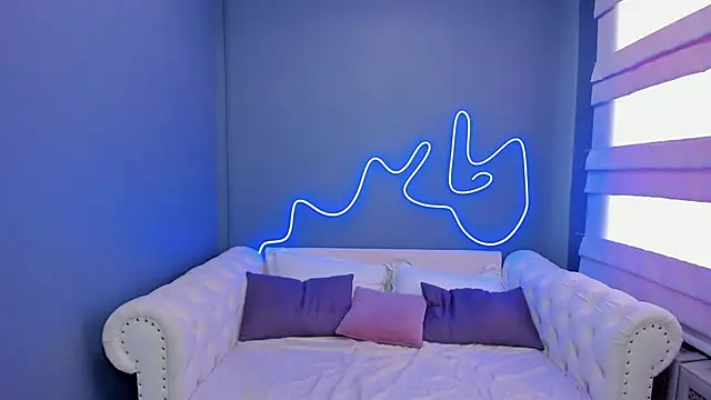 Snapshot of rock_n_roxy chatting on 10, 3, 2025 rock n roxy online show from 10, 3, 2025