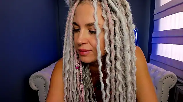 Snapshot of rock_n_roxy chatting on 19, 3, 2025 rock n roxy online show from 19, 3, 2025