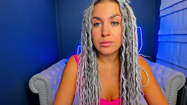 Snapshot of rock_n_roxy chatting on 10, 9, 2025 rock n roxy online show from 10, 9, 2025