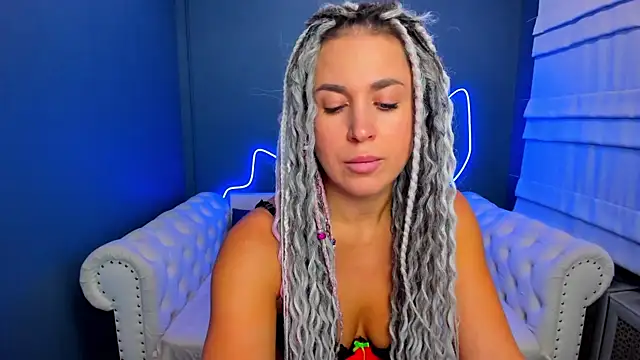 Snapshot of rock_n_roxy chatting on 12, 9, 2025 rock n roxy online show from 12, 9, 2025