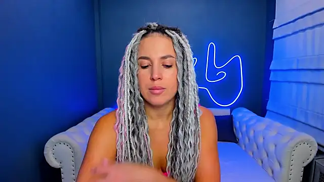 Snapshot of rock_n_roxy chatting on 19, 9, 2025 rock n roxy online show from 19, 9, 2025