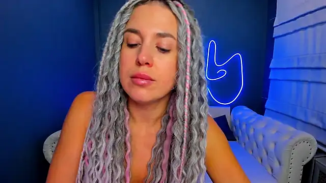 Snapshot of rock_n_roxy chatting on 25, 9, 2025 rock n roxy online show from 25, 9, 2025