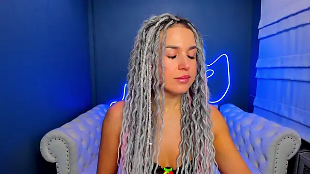 Snapshot of rock_n_roxy chatting on 13, 10, 2025 rock n roxy online show from 13, 10, 2025