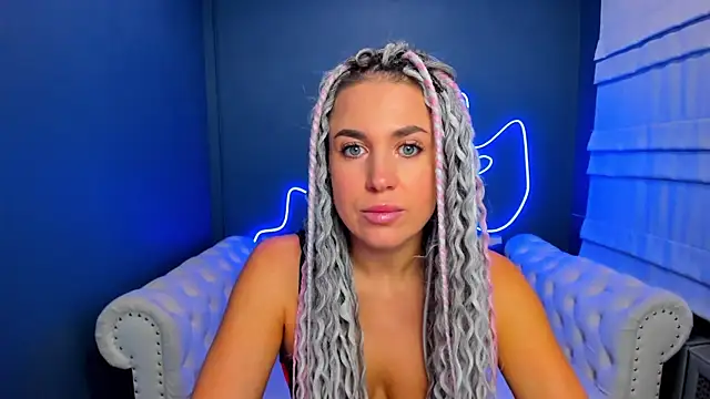 Snapshot of rock_n_roxy chatting on 17, 10, 2025 rock n roxy online show from 17, 10, 2025