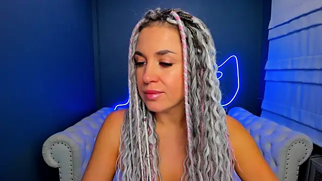 Snapshot of rock_n_roxy chatting on 18, 10, 2025 rock n roxy online show from 18, 10, 2025