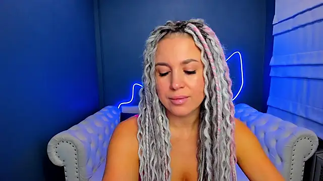 Snapshot of rock_n_roxy chatting on 24, 10, 2025 rock n roxy online show from 24, 10, 2025