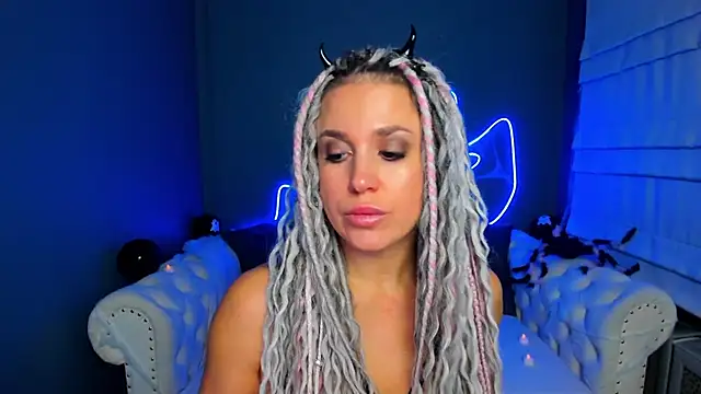 Snapshot of rock_n_roxy chatting on 1, 11, 2025 rock n roxy online show from 1, 11, 2025