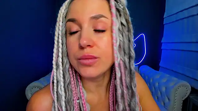 Snapshot of rock_n_roxy chatting on 12, 11, 2025 rock n roxy online show from 12, 11, 2025