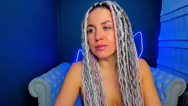 Snapshot of rock_n_roxy chatting on 18, 11, 2025 rock n roxy online show from 18, 11, 2025