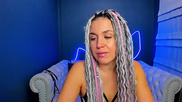 Snapshot of rock_n_roxy chatting on 22, 11, 2025 rock n roxy online show from 22, 11, 2025