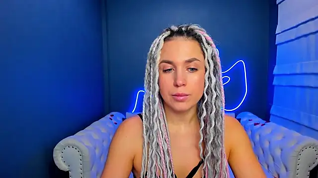 Snapshot of rock_n_roxy chatting on 25, 11, 2025 rock n roxy online show from 25, 11, 2025